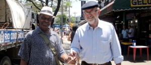 Luiz Paulo participa de caminhada na Taquara 2