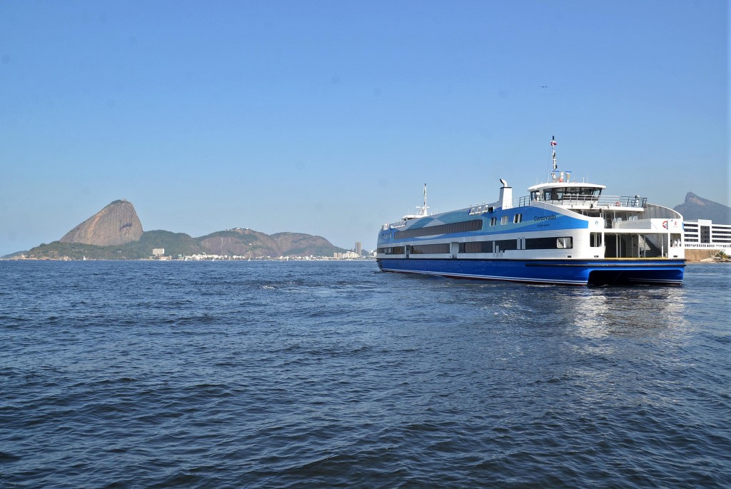 10/08/2015- Rio de Janeiro- RJ, Brasil- Viagem inaugural da barca Corcovado, o segundo dos sete novos catamarãs comprados na China, que vão operar no trajeto Rio-Niterói. De acordo com o Governo do Rio, a embarcação chegou no início de julho no Rio e passou pelo processo de registro, homologação, vistoria e teste de mar. Depois dessa etapa, a Corcovado foi liberada pela Capitania dos Portos para entrar em operação assistida.