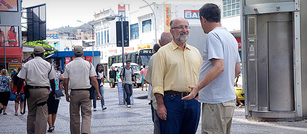 Luiz Paulo faz caminhada com Alexandre Amaral (45678) no Méier