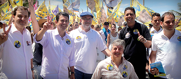 Luiz Paulo caminha com Alexandre Amaral e Otavio Leite na orla