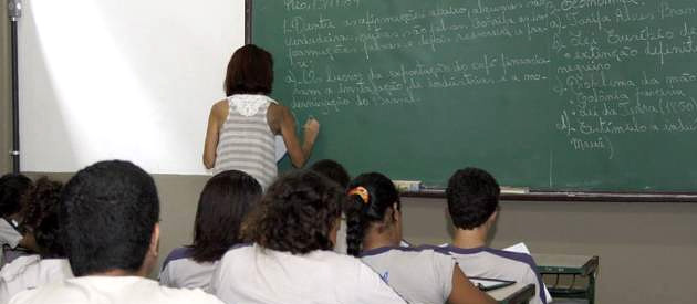 Leia mais sobre o artigo Luiz Paulo vota contrario à extinção de cargos de apoio na educação