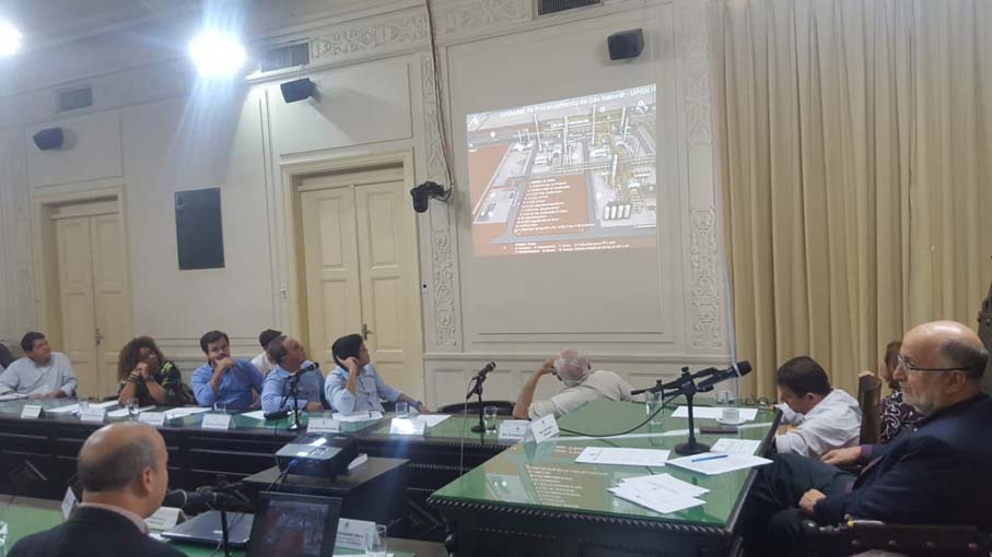 No momento, você está visualizando Petrobras pretende reparar municípios afetados com a paralisação das obras do Comperj