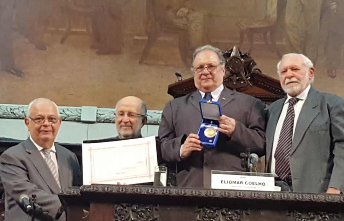 Alerj homenageia Crea-RJ com Medalha Tiradentes