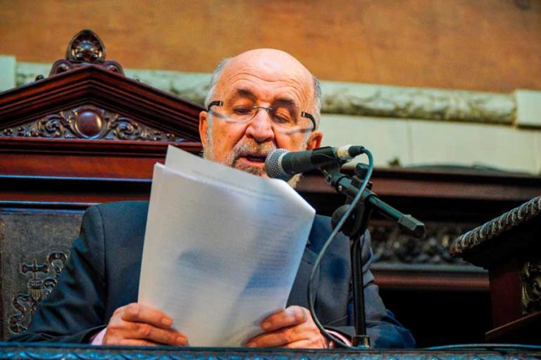 Deputado Luiz Paulo lê relatório de encerramento do trabalho legislativo de 2019